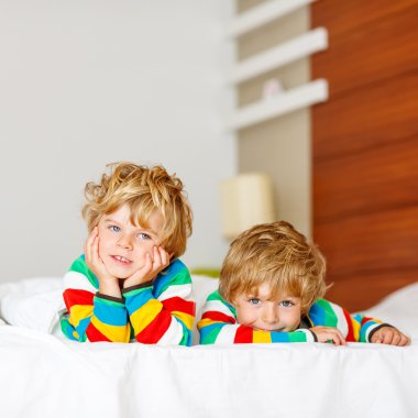 Yatakta uyuyan sonra eğlenmek iki küçük kardeş çocuk çocuklar 