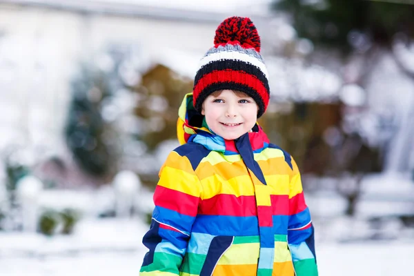 Retrato de menino em roupas coloridas no inverno, ao ar livre — Fotografia de Stock