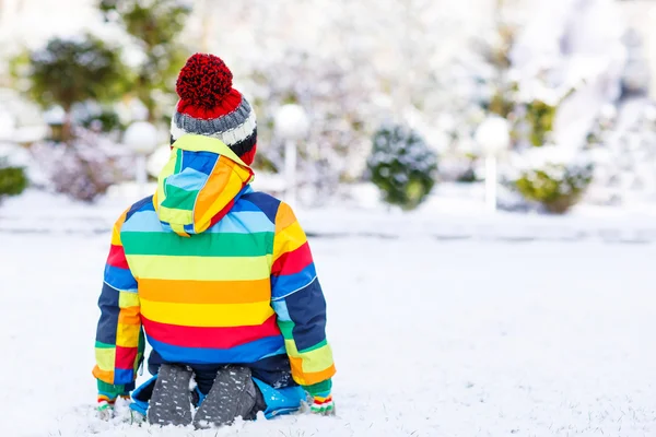 Portrait de petit garçon en vêtements colorés en hiver, à l'extérieur — Photo
