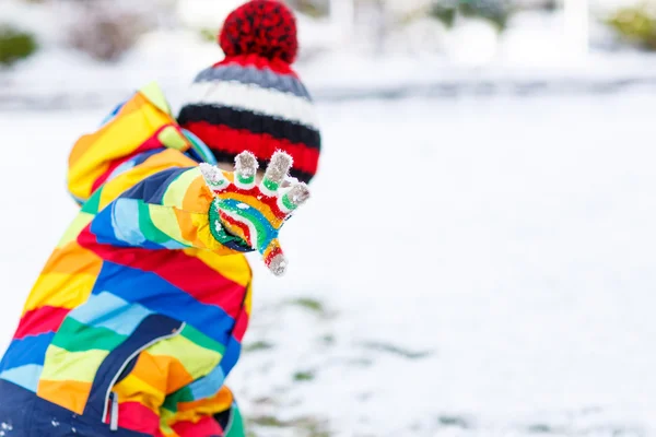 Niño jugando con nieve en invierno, al aire libre . —  Fotos de Stock