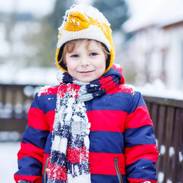 Retrato de criança em roupas coloridas no inverno, ao ar livre — Fotografia de Stock