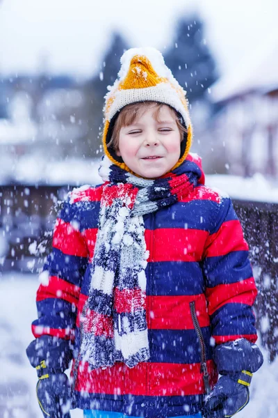 Porträtt av lilla pojke i färgglada kläder på vintern, utomhus — Stockfoto