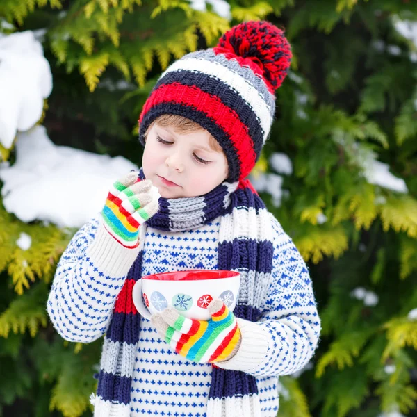 Schattige jongen houden grote cup en warme chocolade drinken en marshmallo — Stockfoto