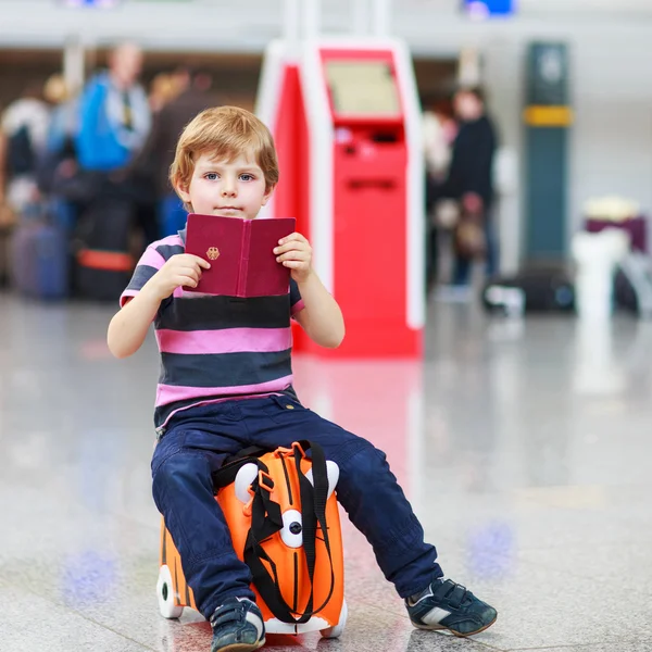 Niño pequeño que va de vacaciones viaje con maleta en el aeropuerto — Foto de Stock