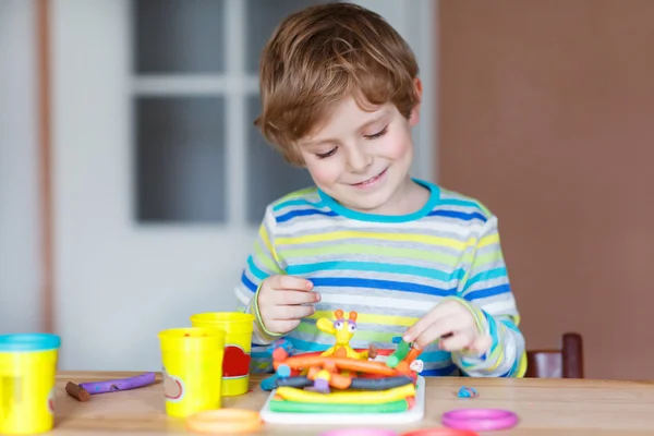 Criança pequena feliz, garoto criativo adorável brincando com massa — Fotografia de Stock