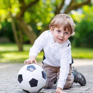 Futbol ve futbol oynayan iki küçük kardeş erkek