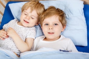 kleine jongens plezier in bed thuis