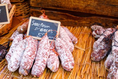 Fransız saucissons ve jambon Güney Fransa pazarında görüntülemek