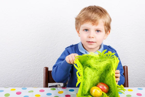 Kleine peuter jongen gelukkig over selfmade easter egg — Stockfoto