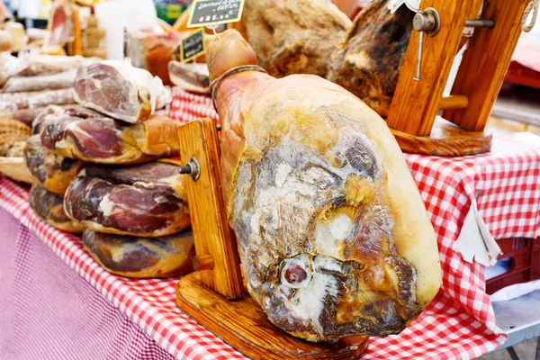 Affichage jambon français sur le marché dans le sud de la France — Photo