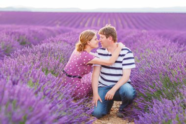 Provence, Fransa lavanta alanlarındaki aşık Romantik Çift