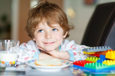 Süt içme ve inşaat bloğu ile oynarken küçük çocuk çocuk