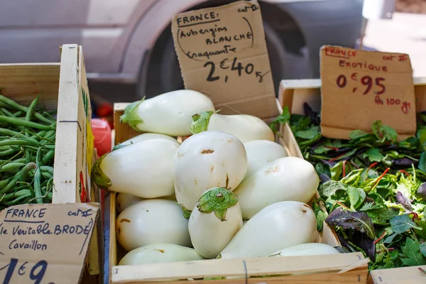 Fresh eggplants, aubergine vegetables on street market in Proven — Stock Photo, Image