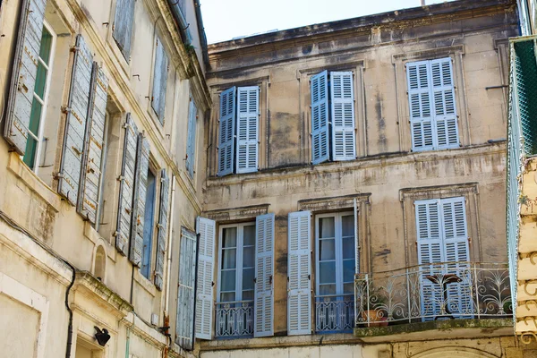 Strada provenzale con case tipiche nel sud della Francia, Provenza — Foto Stock