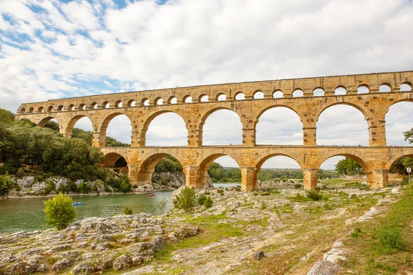 Pont du Gard, un antico acquedotto romano vicino a Nimes nel Franco meridionale — Foto Stock