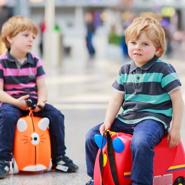 Két testvér fiú lesz a nyaralás utazás repülőtéren — Stock Fotó