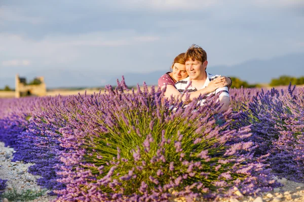 Романтическая пара, влюбленная в лавандовые поля в Провансе, Франция — стоковое фото