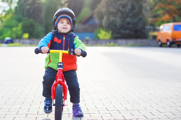 Piccolo bambino ragazzo imparare a cavalcare sulla sua prima moto — Foto Stock