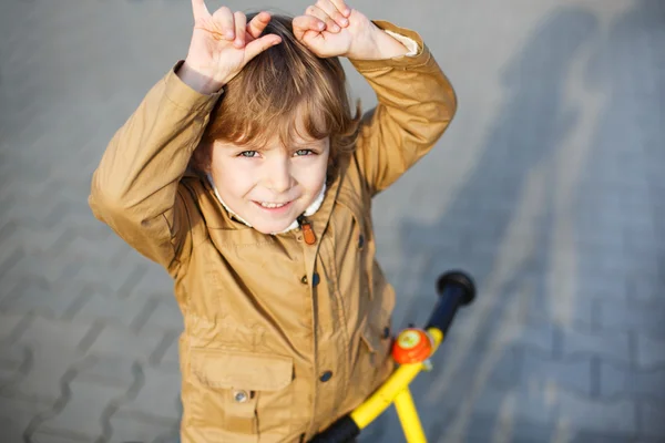 ほとんどの幼児の少年と彼の自転車に乗って楽しんで — ストック写真