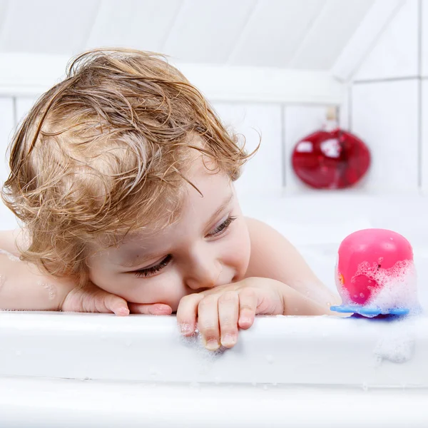 Adorable toddler boy having fun in bathtub — Stock Photo, Image