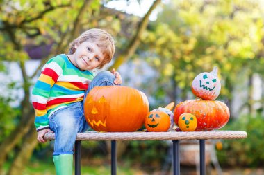 Küçük çocuk çocuk yapma jack-o-fener sonbahar gar Cadılar Bayramı için