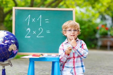 Mathem pratik blackboard, gözlüklü şirin küçük çocuk çocuk