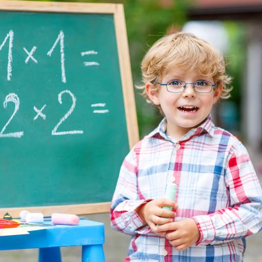 Mathem pratik blackboard, gözlüklü şirin küçük çocuk çocuk