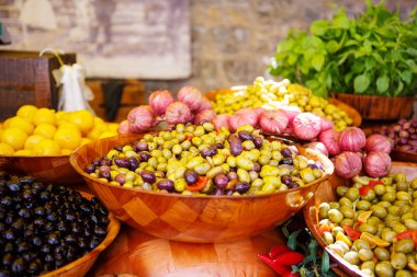Marine zeytin provencal sokak pazarında ve sarımsak içinde kanıtlanmış