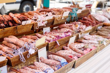 Fransız saucissons ve jambon Güney Fransa pazarında görüntülemek