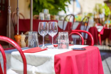 Cafe teras ile boş masa ve sandalye, prov sokak görünümü