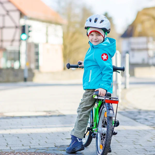 彼の最初緑の自転車に乗る少年の就学前の子供 — ストック写真