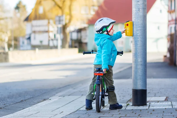 Piccolo bambino prescolare cavalcando con la sua prima bici verde — Foto Stock