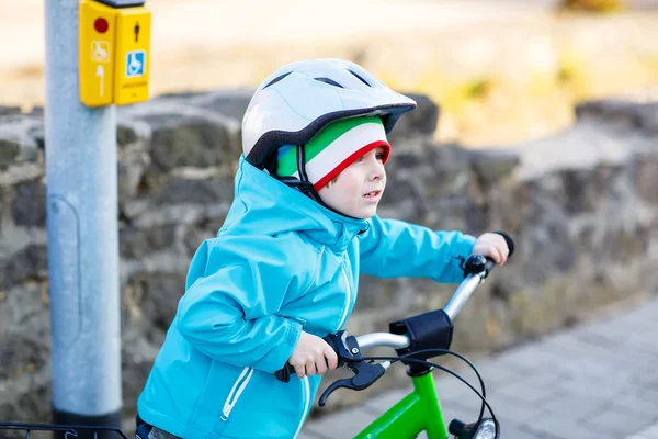 Kleiner Vorschulkind fährt mit seinem ersten grünen Fahrrad — Stockfoto