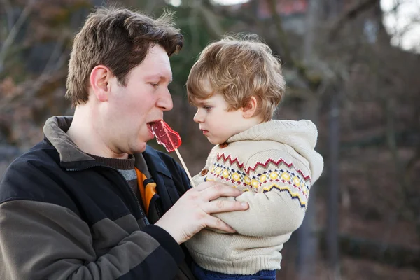 Pai e filho pequeno no parque ou na floresta, ao ar livre . — Fotografia de Stock