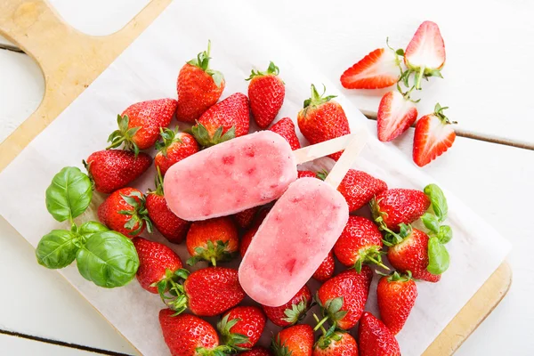 Homemade ice cream pops with fresh berries. — Stock Photo, Image