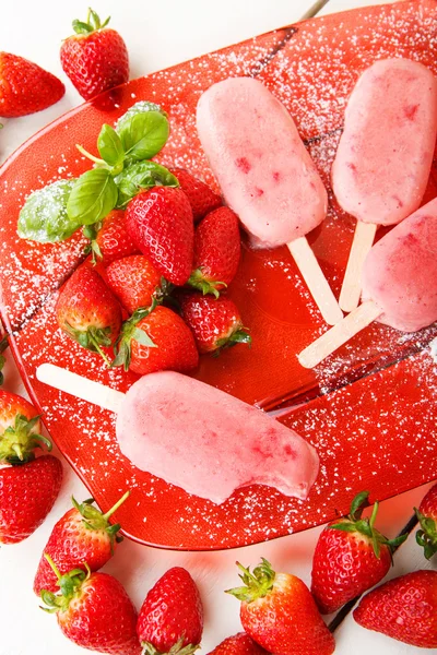 Homemade ice cream pops with fresh berries. — Stock Photo, Image