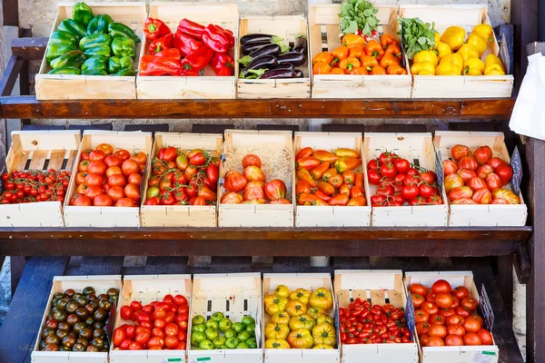 Tomates frescos ecológicos del mercado de agricultores mediterráneos en Prov — Foto de Stock