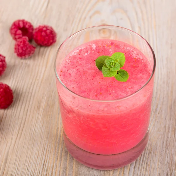 Jordgubbar och granatäpple hälsosam smoothie — Stockfoto