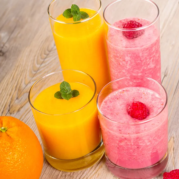 Friss narancs és málna smoothie italok — Stock Fotó