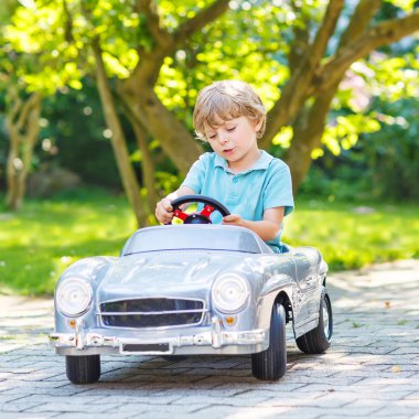 küçük çocuk açık havada büyük oyuncak araba, Araba sürme