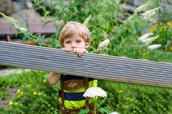 Portrait de beau petit garçon en vêtements bavarois, outdoo — Photo