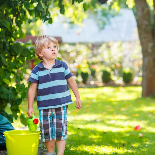 Pequeño niño divirtiéndose con salpicaduras de agua en verano gar —  Fotos de Stock