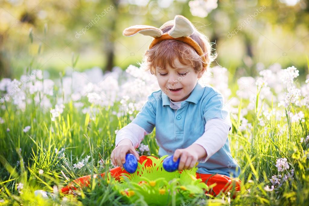 Little boy playinig with colorful eggs