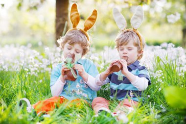 kardeş çocukları yeme çikolata Paskalya bunny kulaklar 