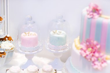 krem ve pembe İncili düğün pastaları.