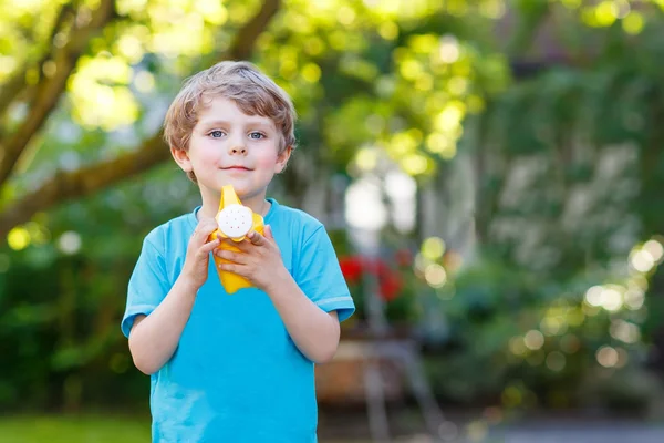 Lilla barn pojke att ha kul med stänk vatten i sommar gar — Stockfoto