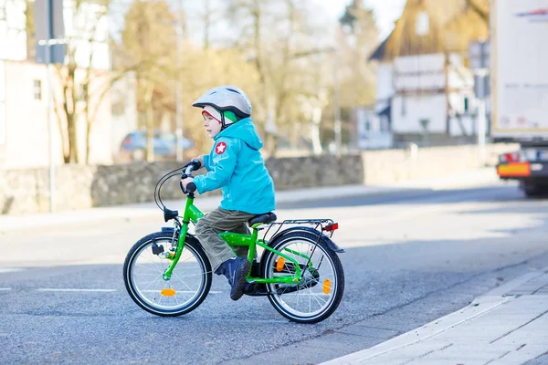 Piccolo bambino prescolare cavalcando con la sua prima bici verde — Foto Stock