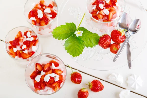 Sobremesa de verão: morango com creme de iogurte e merengue em gl — Fotografia de Stock