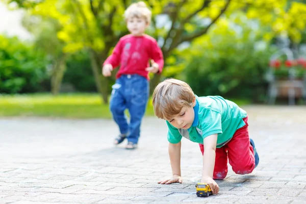 Deux petits garçons jouant avec des jouets de voiture — Photo