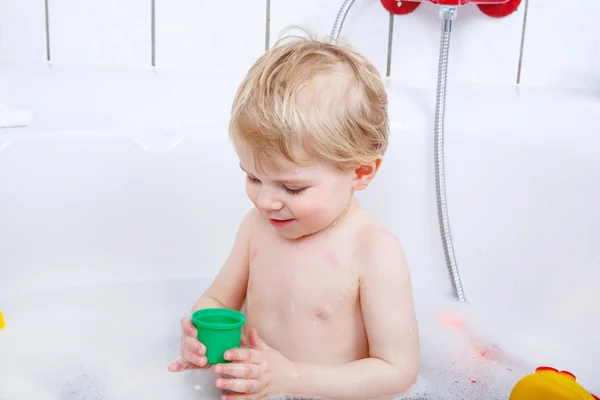 Schattig peuter jongen plezier in badkuip — Stockfoto